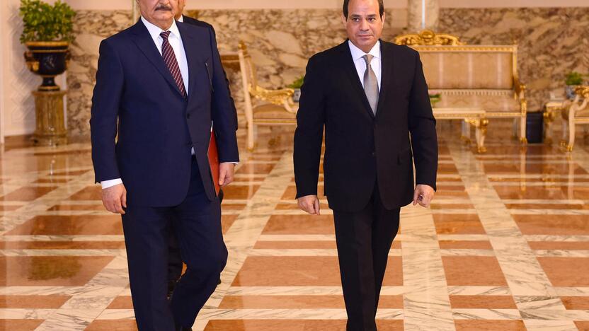 Khalifa Haftaras (kairėje) ir Abdelis Fattah al-Sisi