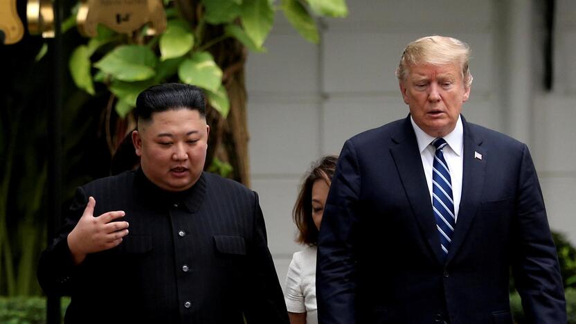 Kim Jong Unas (kairėje) ir Donaldas Trumpas