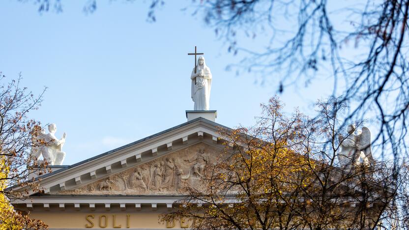 Sugrąžintos skulptūros ant Vilniaus evangelikų reformatų bažnyčios stogo