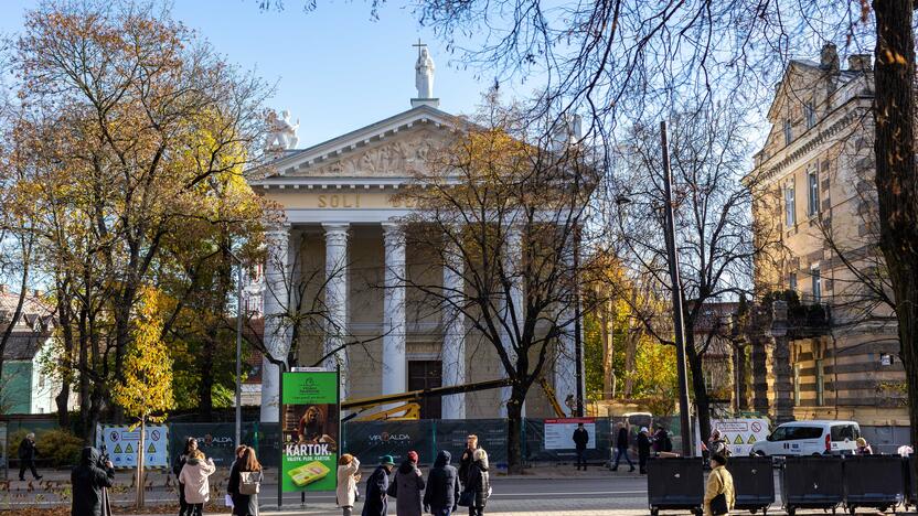 Sugrąžintos skulptūros ant Vilniaus evangelikų reformatų bažnyčios stogo