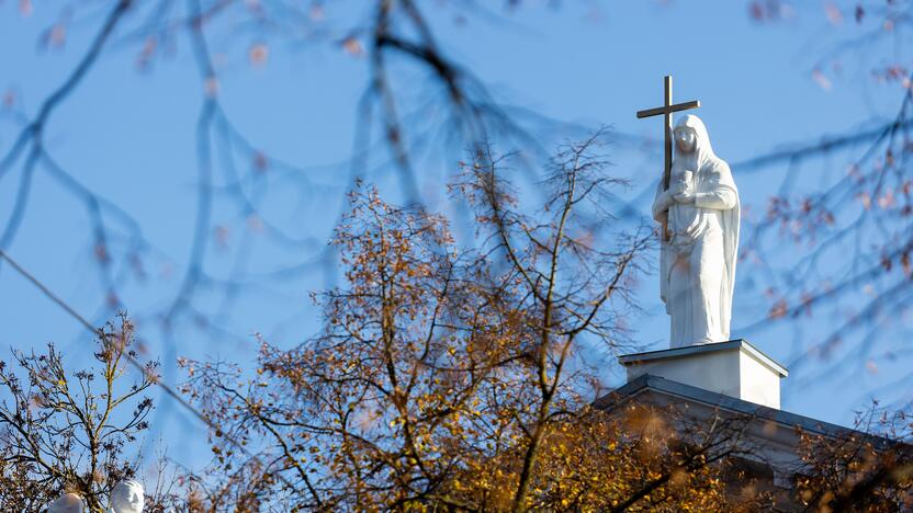 Sugrąžintos skulptūros ant Vilniaus evangelikų reformatų bažnyčios stogo