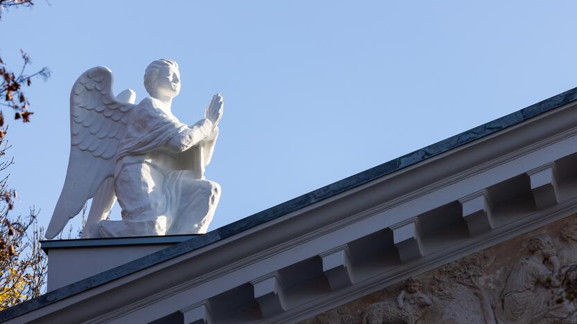 Sugrąžintos skulptūros ant Vilniaus evangelikų reformatų bažnyčios stogo