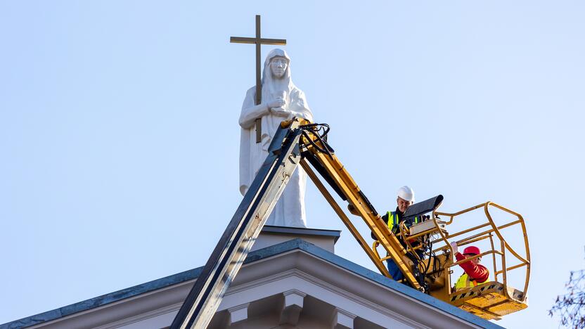 Sugrąžintos skulptūros ant Vilniaus evangelikų reformatų bažnyčios stogo