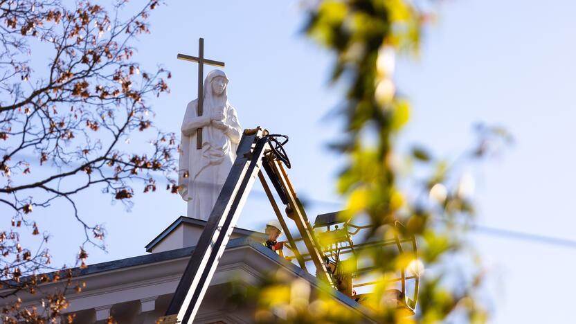 Sugrąžintos skulptūros ant Vilniaus evangelikų reformatų bažnyčios stogo