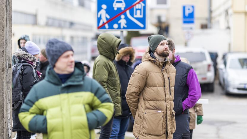 Prieš pieno supirkimo kainas sukilę ūkininkai prie didžiųjų prekybos centrų stato kryžius