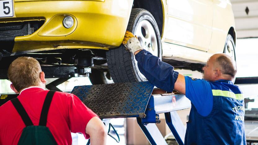 Painiava: kai kuriems vairuotojams gali būti naujiena tai, kad padengus mašinos dugną antikorozine danga automobilis gali negauti techninės apžiūros lapo.