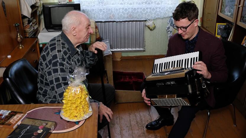 Buvęs Kauno valstybinio muzikinio teatro artistąs ir Martynas Levickis (dešinėje)