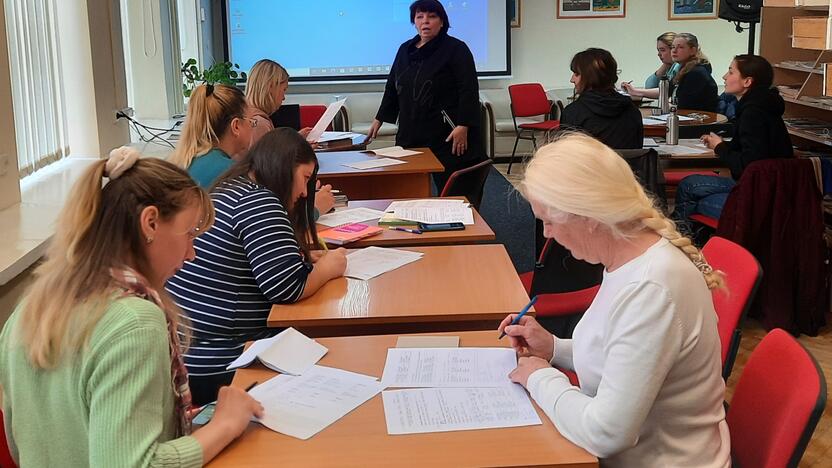 Gražu: ukrainiečiai jau mokosi tarti pirmąsias frazes lietuvių kalba, joms padeda I.Petrulionienė (centre).