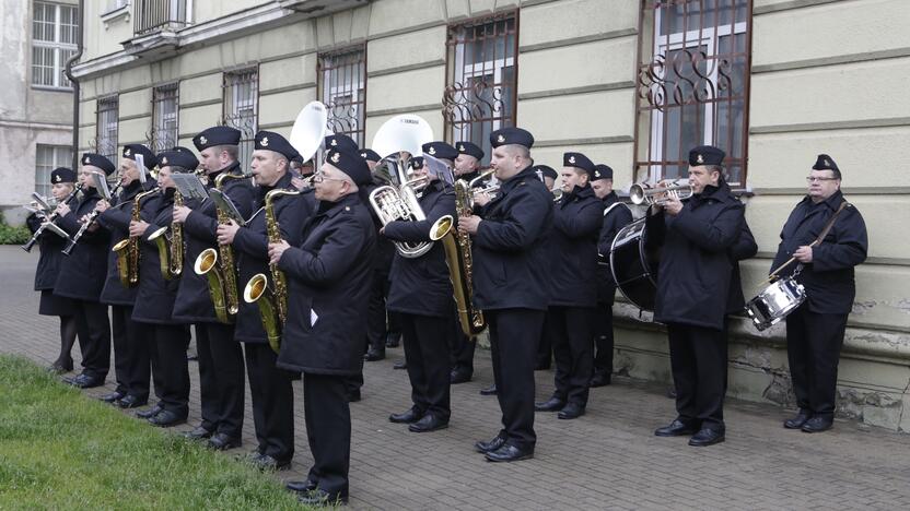 Palaikymas: birželio 1-ąją Klaipėdos vaikų ligoninės darbuotojai visuomet suranda kuo pradžiuginti mažuosius pacientus, šįkart po ligoninės langais koncertavo Karinių jūrų pajėgų orkestras.