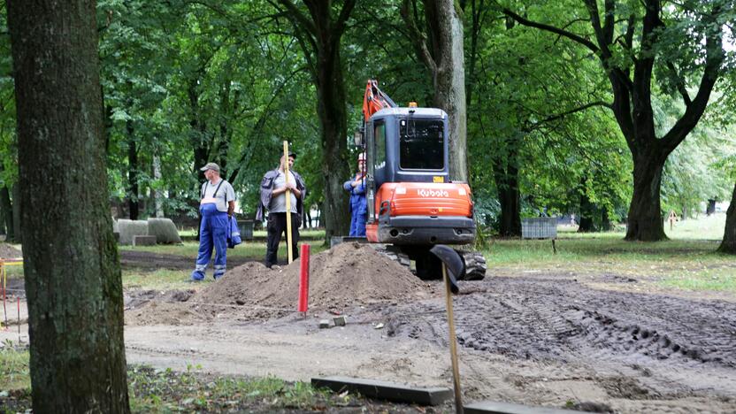 Rūpesčiai: parką atnaujinantys darbininkai norėtų, kad čia žmonės nevaikštinėtų, taip visiems būtų saugiau.