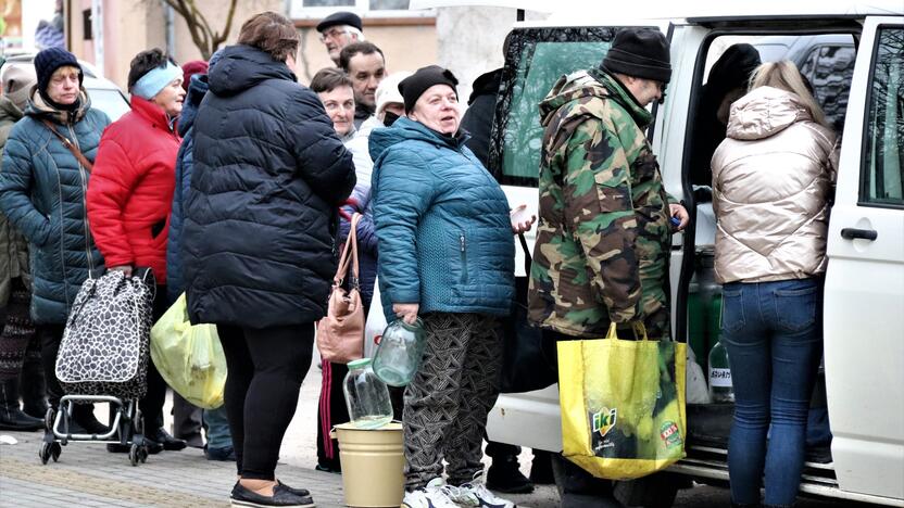 Tęsiasi: Kretingoje eilės prie pieno nesibaigia jau kelias dienas.