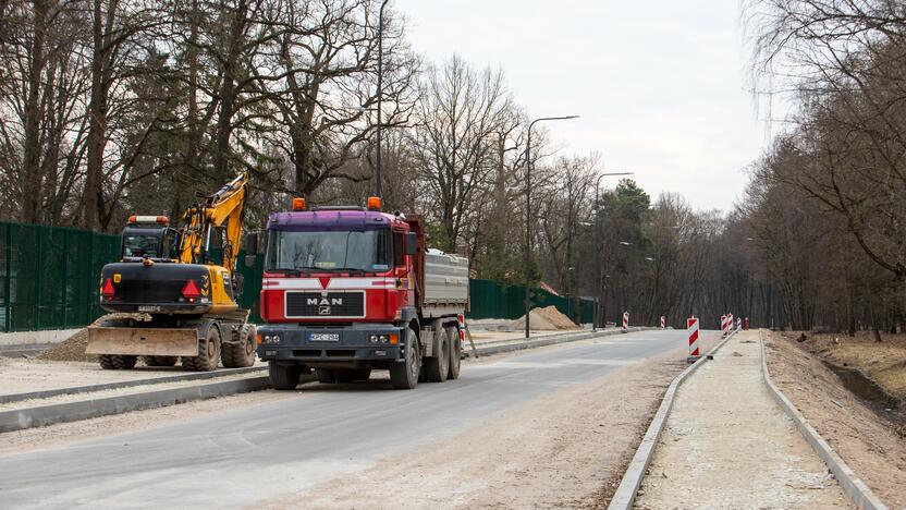 Darbai: Radvilėnų plente jau paklotas asfaltas, bet kelininkams liko įrengti šaligatvius.