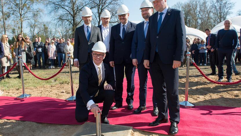 Šiais laikais kultūros objektų Lietuvoje statoma labai mažai, tad į Druskininkuose pradėtos statybos kapsulės įkasimo šventę atvyko ir Vyriausybės atstovai.