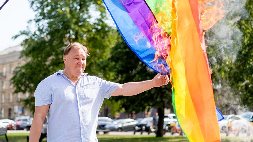 Prie Seimo sudeginta LGBT bendruomenės vėliava