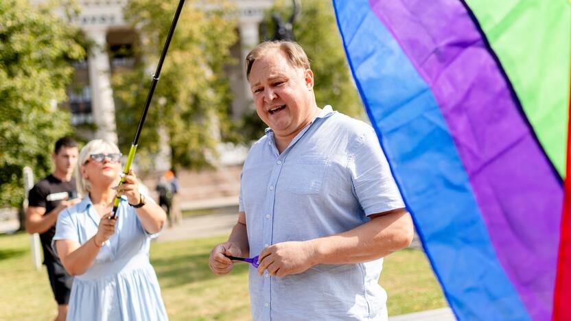 Prie Seimo sudeginta LGBT bendruomenės vėliava