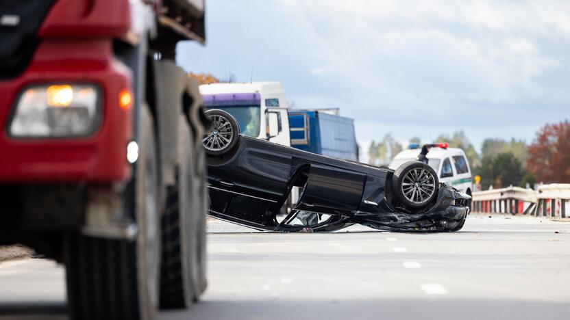 Vilniaus pakraštyje BMW apvirto ant stogo