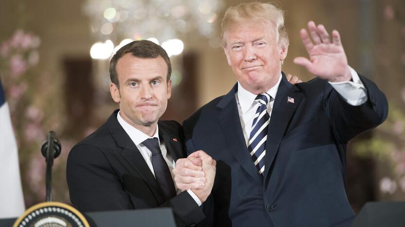 Emmanuelis Macronas (kairėje) ir Donaldas Trumpas