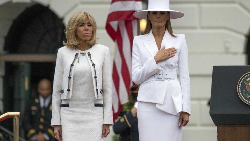 Brigitte Macron (kairėje) ir Melania Trump 