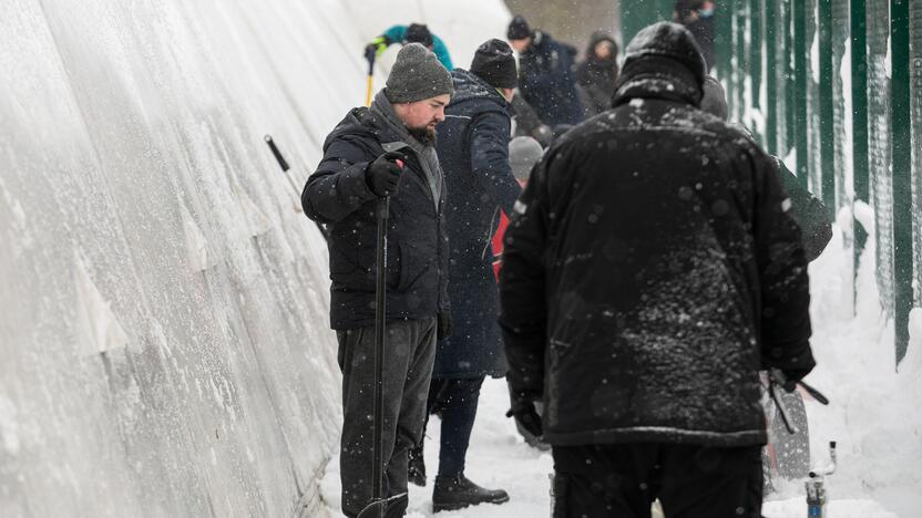 Sniego kasimo talka aplink Pilaitės maniežą