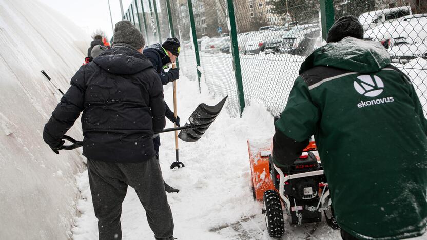 Sniego kasimo talka aplink Pilaitės maniežą