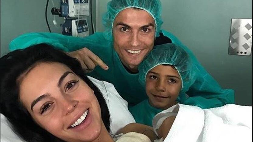 Cristiano Ronaldo (viduryje) su Georgina Rodriguez ir vyriausiu sūnumi