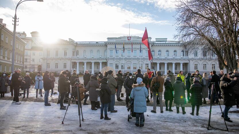 Prie Prezidentūros stovėjo „Basi tėčiai“