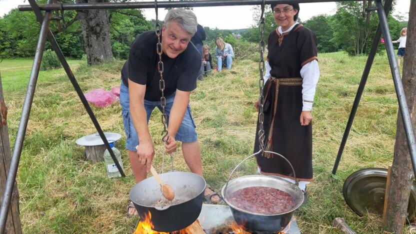 Požiūris: lietuviškos virtuvės tyrinėtojai Anželika ir Rimvydas Laužikai kviečia leistis į kulinarinę kelionę laiku ir pritaikyti autentiškus valgius šiems laikams.