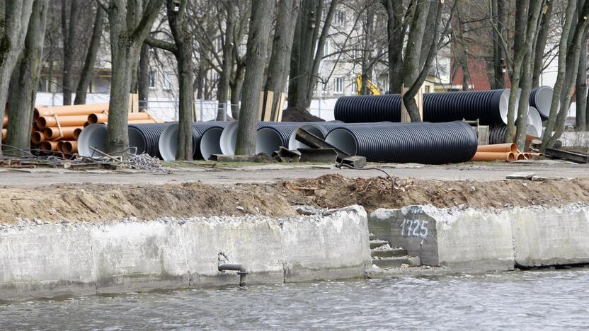 Trikdžiai: vasarį pradėtai Dangės skvero rekonstrukcijai – pirmieji netikėtumai.