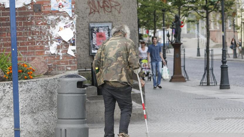 Incidentas: Turgaus gatvėje vairuotoją užsipuolęs girtas benamis vos pastovėjo ant kojų.