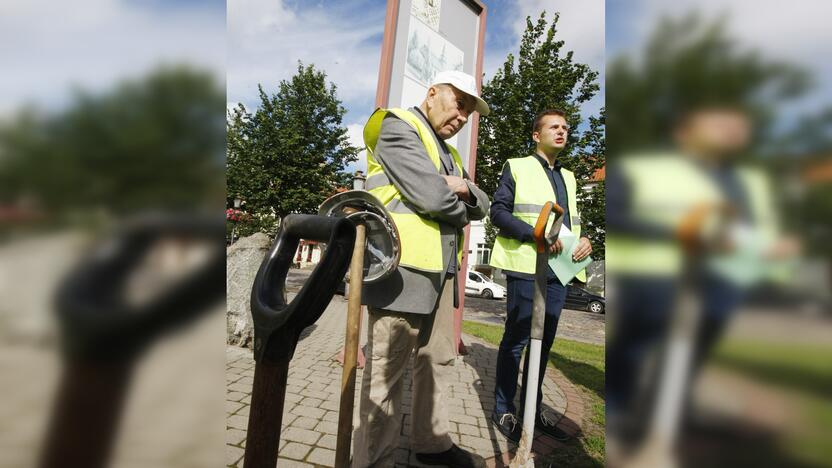 Startas: į žemę įsmeigti kastuvai buvusios Šv. Jono bažnyčios vietoje simboliškai skelbė šios šventyklos atstatymo pradžią.