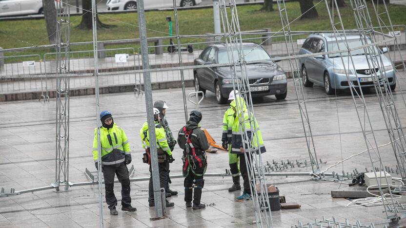 Katedros aikštėje pradėta statyti Vilniaus Kalėdų eglė