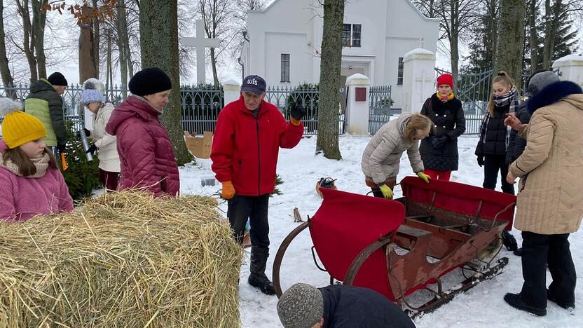 Priekulės bažnyčios kieme bendruomenės nariai ne tik žiemą kalėdinėmis dekoracijomis džiaugiasi. Čia maistu remiami vargstantieji, į paskutiniąją kelionę išlydimi mirusieji, tačiau tikintieji neturi net padorių sąlygų gamtiniams reikalams atlikti.