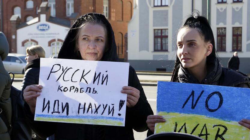 Protestas: prie Rusijos konsulato susirinkusios klaipėdietės rankose laikė plakatus su visam pasauliui atpažįstama fraze, skirta rusų kariniam laivui.