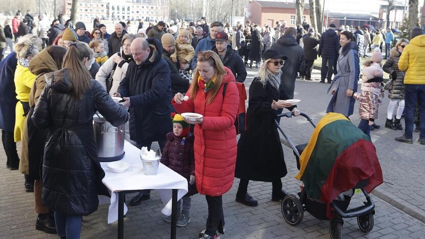 Parama: Klaipėdos universiteto miestelyje surengta solidarumo su Ukraina ir jos žmonėmis akcija "Laisvės barščiai", kurios metu suaukoti pinigai keliaus į labdaringą studentų iš Ukrainos paramos sąskaitą.