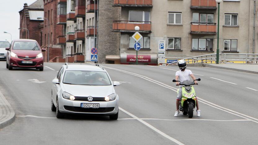 Lekia: priklausomai nuo modelio lengvasis motociklas gali išvystyti iki 100 km/val. greitį.