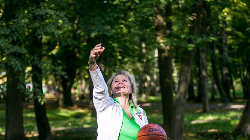 Lina Dambrauskaitė-Sabaliauskienė vietoje, kur buvo įkurta pirmoji krepšinio aikštelė Lietuvoje