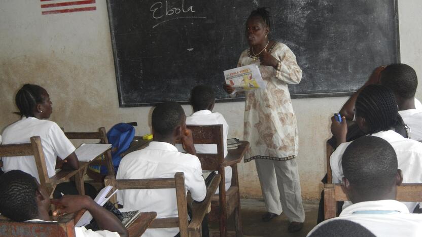 Liberijoje mokytoja veda paskaitą apie Ebolos virusą