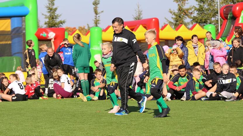 Trauka: O.Fedorčakas džiaugiasi, kad atnaujinus Vilkijos stadioną padaugėjo tiek norinčių žaisti futbolą berniukų, tiek mergaičių.