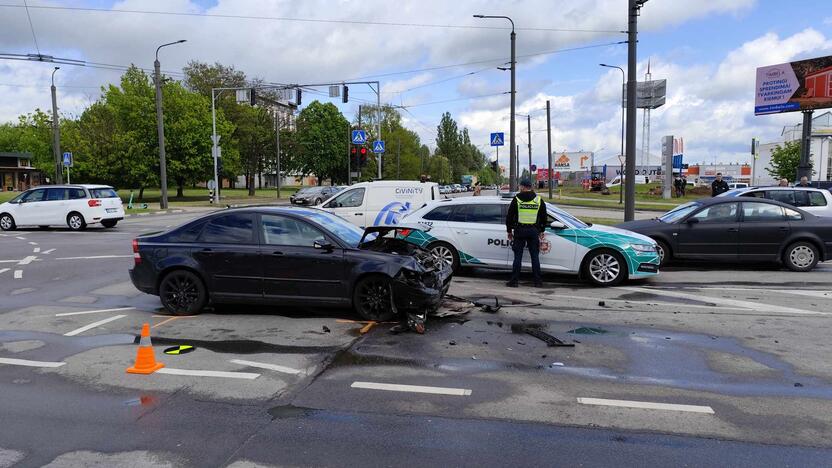 Kaune – stipri medikų automobilio ir „Volvo“ avarija