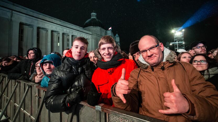 Sostinės Katedros aikštėje suspindo Kalėdų eglė