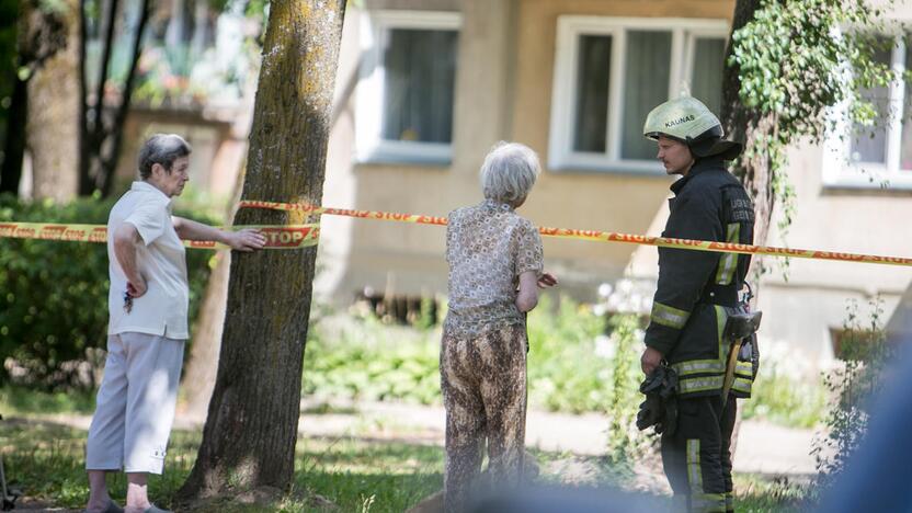 Kauno daugiabučio sienoje atsivėrė didžiulis plyšys