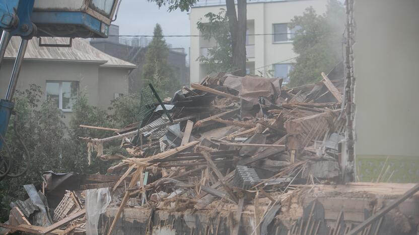 Žaliakalnyje toliau įžūliai naikinamas paveldo namas