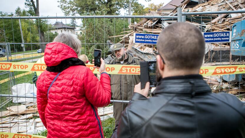 Žaliakalnyje toliau įžūliai naikinamas paveldo namas