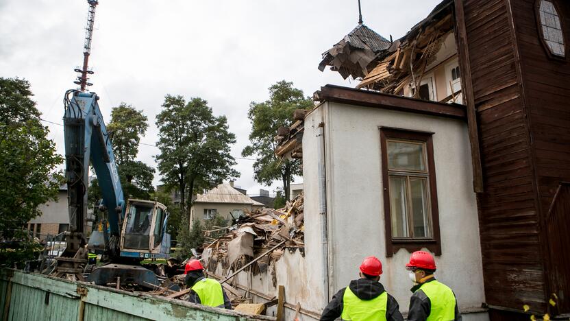 Žaliakalnyje toliau įžūliai naikinamas paveldo namas