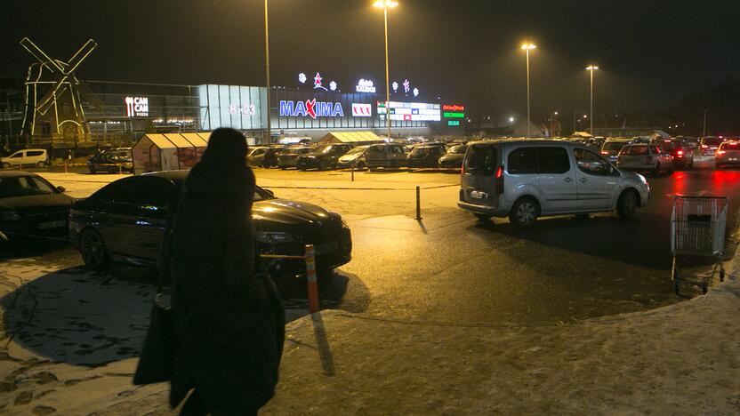 Kauniečiai užgulė prekybos centrus