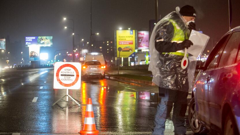 Vakare policijos patikros punktai Kaune dirba pilnu tempu