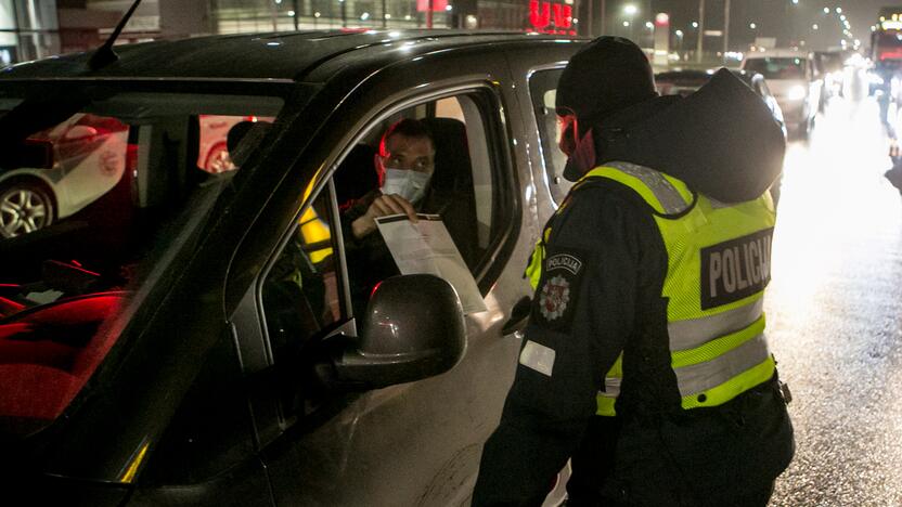 Vakare policijos patikros punktai Kaune dirba pilnu tempu