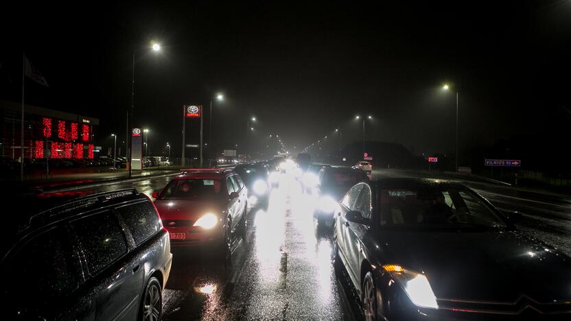 Vakare policijos patikros punktai Kaune dirba pilnu tempu