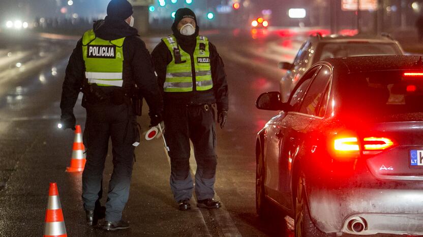 Vakare policijos patikros punktai Kaune dirba pilnu tempu