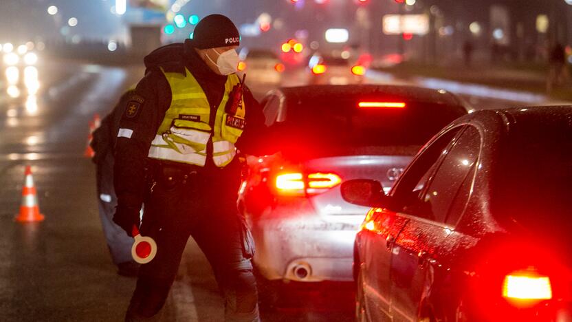 Vakare policijos patikros punktai Kaune dirba pilnu tempu